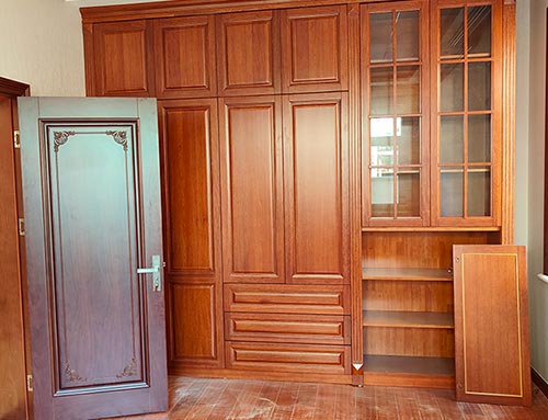济南中式家庭装修里定制的实木衣柜效果图